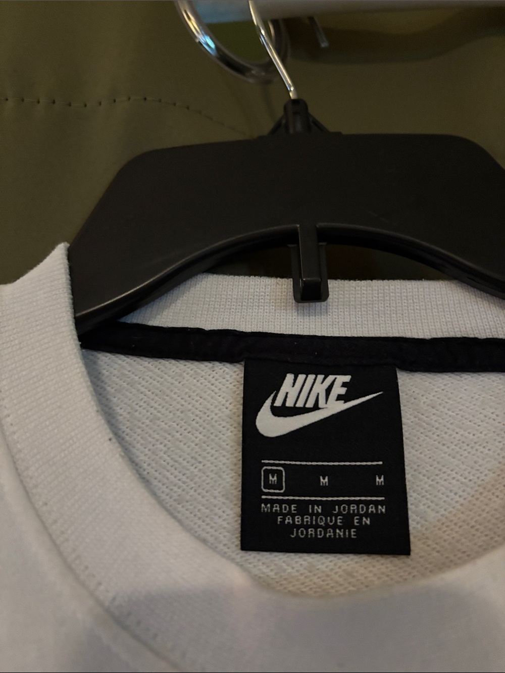 Nike Women’s White and Blush Pink Colorblock Cropped Sweatshirt - Picture 2 of 4